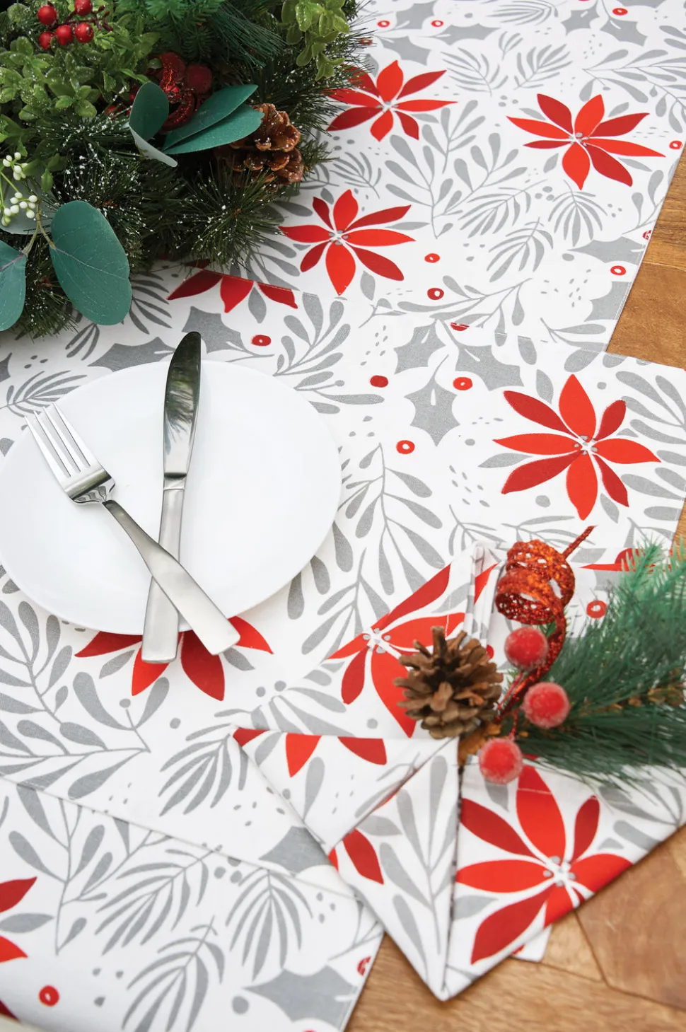 poinsettia_christmas_tabl_4.webp Poinsettia Christmas Table Linens